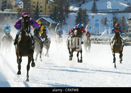 Corse di cavalli sul lago ghiacciato di St. Moritz Foto Stock