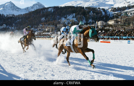 Corse di cavalli sul lago ghiacciato di St. Moritz Foto Stock