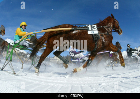 Corse di cavalli sul lago ghiacciato di St. Moritz Foto Stock