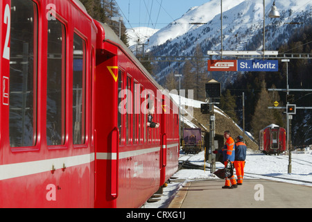 Un treno lascia la stazione di Saint Moritz Foto Stock