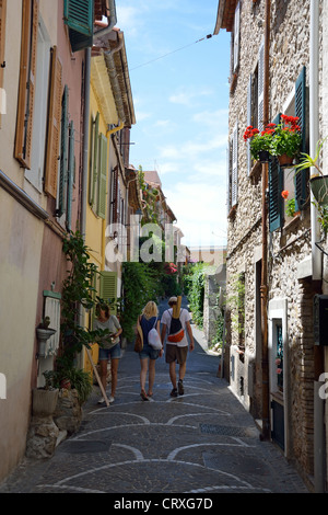 Scena di strada in Vieux Ville (Città Vecchia), Antibes, Côte d'Azur, Alpes-Maritimes, Provence-Alpes-Côte d'Azur, in Francia Foto Stock