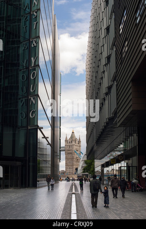 Il Tower Bridge visto attraverso edifici di uffici. Più Londra Riverside. Inghilterra Foto Stock