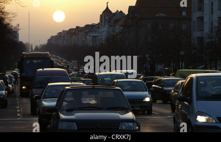 Snapshot su una strada trafficata in Berlino Foto Stock