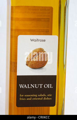 Bottiglia di Waitrose olio di noci per condire insalate mescolare le patatine fritte e piatti orientali insieme contro uno sfondo bianco Foto Stock