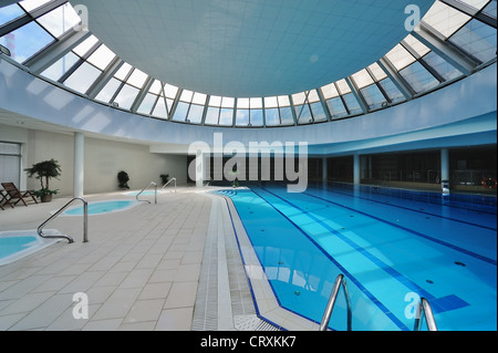 Piscina interna con jacuzzi sul resort Foto Stock