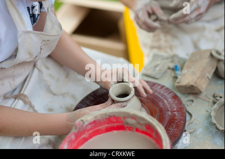 Le mani di un vasaio, creazione di un vaso di terracotta sul cerchio Foto Stock