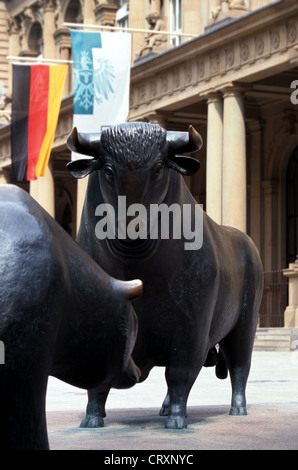 Bull e recare nella parte anteriore della Borsa Valori di Francoforte Foto Stock