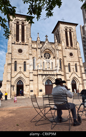 Uomo seduto al tavolo di fronte a San Fernando cattedrale sulla piazza principale in San Antonio, Texas, Stati Uniti d'America Foto Stock