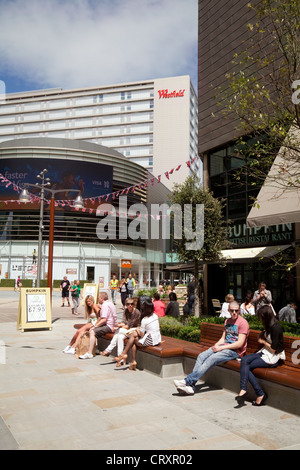 La gente seduta nel centro commerciale Westfield Stratford London REGNO UNITO Foto Stock