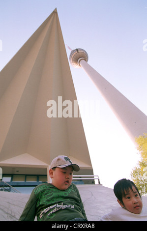 Bambini che giocano sulla torre della televisione in Berlin-Mitte Foto Stock