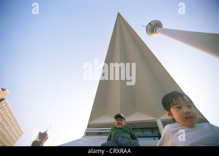 Bambini che giocano sulla torre della televisione in Berlin-Mitte Foto Stock