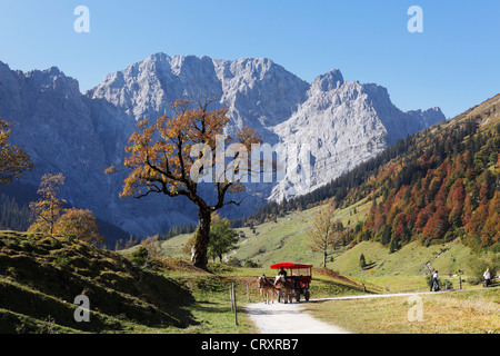 Austria, Tirolo e vista delle montagne Karwendel in autunno Foto Stock