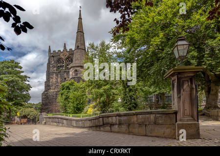 Ormskirk chiesa parrocchiale , San Pietro e San Paolo, con la singolare torre campanaria e la combinazione. Lancashire. Foto Stock