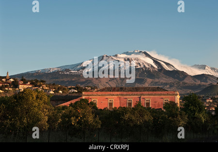 Una vista mattutina sulla vetta innevata dell'Etna (3350m), Sicilia, Italia, vista dalla città di Viagrande a sud (presa alla fine di aprile) Foto Stock