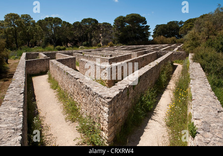 L'elaborato labirinto di pietra nei giardini del Castello del 19c di Donnafugata, nei pressi di Ragusa, Sicilia, Italia Foto Stock