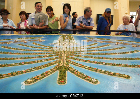 Turisti visitano un modello di Palm Jebel Ali, Dubai Foto Stock