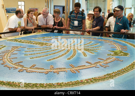 Turisti visitano un modello di Palm Jebel Ali, Dubai Foto Stock