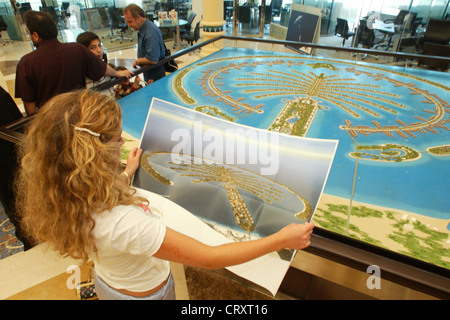 Turisti visitano un modello di Palm Jebel Ali, Dubai Foto Stock