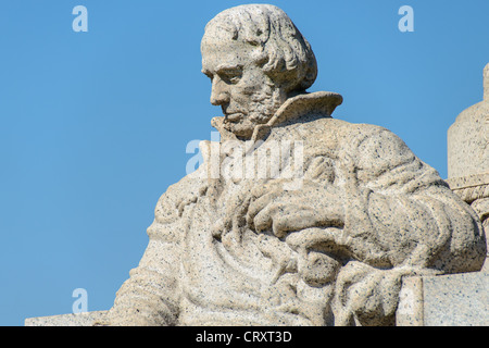 WASHINGTON DC, Stati Uniti - il John Ericsson Memorial onora l'ingegnere e inventore svedese-americano che progettò la USS monitor durante la guerra civile americana. Situata a West Potomac Park vicino al Lincoln Memorial, questa statua in bronzo dello scultore James Earle Fraser è stata dedicata nel 1926. Ericsson è raffigurato seduto, affiancato da figure allegoriche che rappresentano l'avventura, il lavoro e la visione. Foto Stock