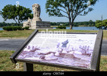 WASHINGTON DC, Stati Uniti - il John Ericsson Memorial onora l'ingegnere e inventore svedese-americano che progettò la USS monitor durante la guerra civile americana. Situata a West Potomac Park vicino al Lincoln Memorial, questa statua in bronzo dello scultore James Earle Fraser è stata dedicata nel 1926. Ericsson è raffigurato seduto, affiancato da figure allegoriche che rappresentano l'avventura, il lavoro e la visione. Foto Stock