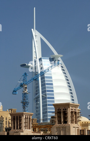 Costruzione di Madinat Jumeirah, un nuovo complesso alberghiero con lussuose ville sulla spiaggia di Dubai Foto Stock