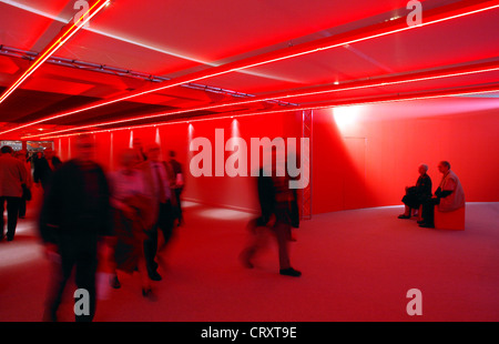 La gente passare attraverso un ingranaggio rosso, e.on AGM a Essen Foto Stock