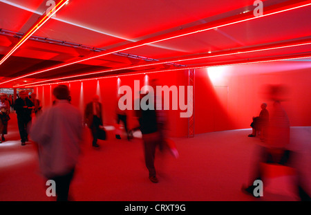 La gente passare attraverso un ingranaggio rosso, e.on AGM a Essen Foto Stock