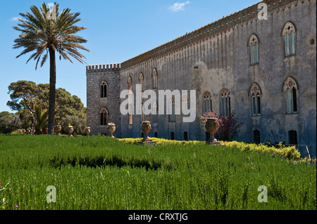 Il parco e il castello di Donnafugata, nei pressi di Ragusa, Sicilia, Italia. Un palazzo neoclassico del 19c costruito sui resti di una fortezza medievale Foto Stock