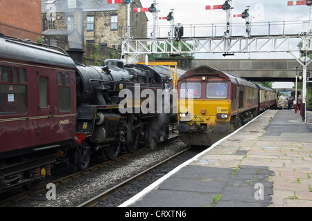 Un chartered escursione in treno da Londra arriva a seppellire la stazione di East Lancashire Railway conserve di linea Heritage. Foto Stock