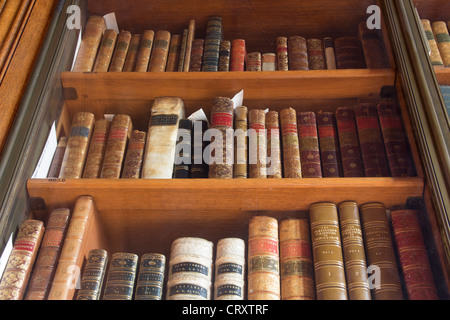 Scaffali di libri antiquaria in Giovanni RylandsLibrary, Manchester. principalmente su Demostene. Foto Stock