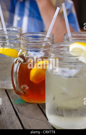 Tè freddo e acqua in vasetti di vetro. Foto Stock