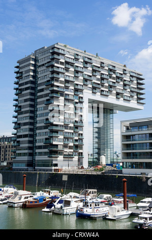 Sistemazione di moderno edificio di appartamenti in Rheinauhafen nuovo quartiere commerciale e residenziale di Colonia Germania Foto Stock