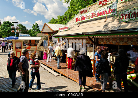 La gente lo shopping al Auer Dult, Monaco di Baviera Baviera Germania Foto Stock