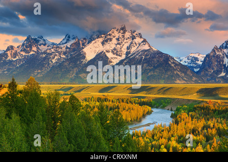 Sunrise presso il fiume Snake si affacciano al Parco Nazionale di Grand Teton in Wyoming, STATI UNITI D'AMERICA Foto Stock