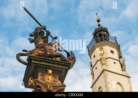 Colonna di San Giorgio Fontana e Rathaus (Municipio) Torre, Rothenburg ob der Tauber, Germania Foto Stock