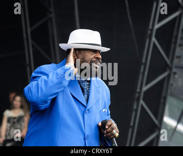 GEORGE CLINTON & IL PARLAMENTO FUNKADELIC GIOCA Farm Hop Music Festival il 29/06/2012 a luppolo in fattoria, Paddock Wood. Persone nella foto: 70yr old George Clinton. George è stato citato come uno dei principali innovatori della musica funk e introdotto nella Rock and Roll Hall of Fame nel 1997 . Foto di Julie Edwards Foto Stock