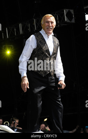 SIR BRUCE FORSYTH fa la sua prima comparsa del festival a fattoria Hop Music Festival il 30/06/2012 a luppolo in fattoria, Paddock Wood. Persone nella foto: Sir Bruce Forsyth. Foto di Julie Edwards Foto Stock