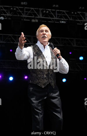 SIR BRUCE FORSYTH fa la sua prima comparsa del festival a fattoria Hop Music Festival il 30/06/2012 a luppolo in fattoria, Paddock Wood. Persone nella foto: Sir Bruce Forsyth. Foto di Julie Edwards Foto Stock