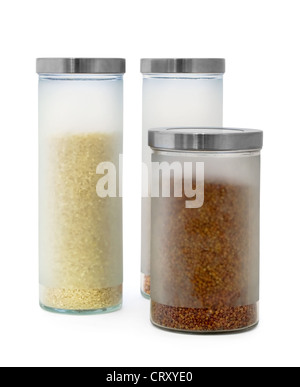 Il cibo in contenitori di vetro grani witn isolato su bianco Foto Stock