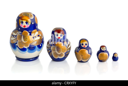 Set di cinque vecchi Matryoshka russo bambole isolato su bianco Foto Stock