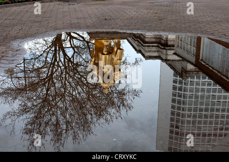 Pozza di riflessione, Broad Street, Birmingham, Regno Unito Foto Stock