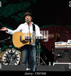 Il Levellers gioca Farm Hop Music Festival il 01/07/2012 a luppolo in fattoria, Paddock Wood. Persone nella foto: Mark Chadwick (vocals, chitarra, armonica), Simon amico (chitarra, banjo, voce, mandolino, harmonica), Jeremy Cunningham (bass chitarra, voce), Charlie Heather (tamburi), Jonathan Sevink (violino), Matt Savage (tastiere, backing vocals). Foto di Julie Edwards Foto Stock