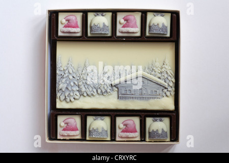 Choconchoc decorativo di lusso di cioccolato bianco in casa di cioccolato decorate isolati su sfondo bianco Foto Stock