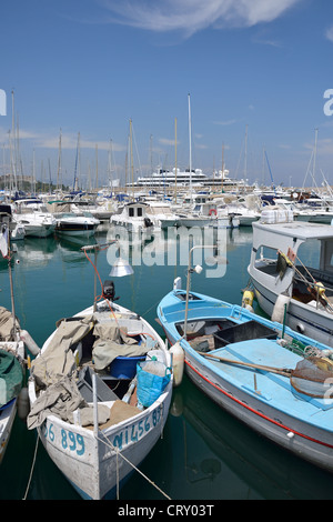 Il Vieux Port (porto vecchio), Antibes, Côte d'Azur, Alpes-Maritimes, Provence-Alpes-Côte d'Azur, in Francia Foto Stock