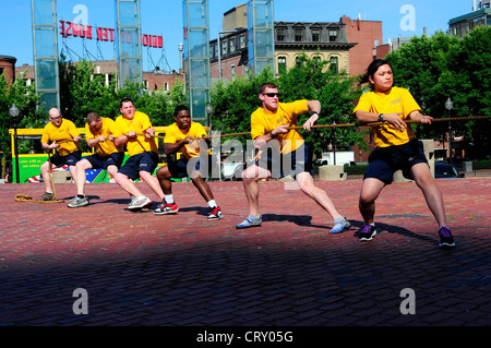 I marinai assegnati alla nave d'assalto anfibia USS Wasp (LHD 1) partecipano ad una gara di rimorchiatore durante la Boston Navy Week 2012. La Boston Navy Week è uno dei 15 eventi principali pianificati in tutta l'America nel 2012. L'evento di otto giorni commemora il bicentenario della guerra del 1812, ospitando membri del servizio della Marina degli Stati Uniti, del corpo dei Marine e della Guardia Costiera e navi di coalizione di tutto il mondo. Foto Stock