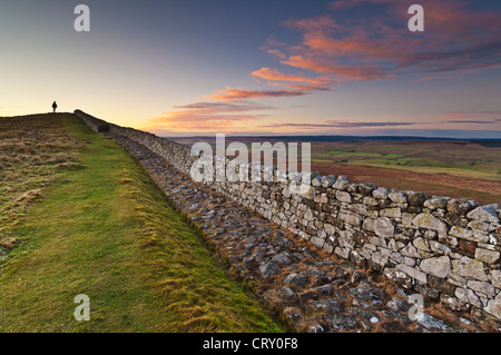 Tramonto in inverno chi cammina sulla parete di Adriano vicino una volta infuso di Northumberland Inghilterra GB UK EU Europe Foto Stock