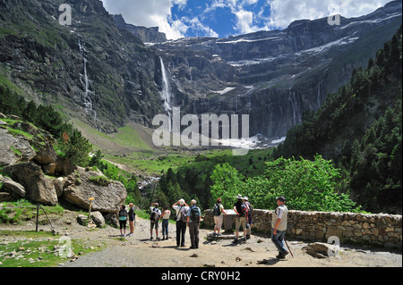 I turisti che visitano le Cirque de Gavarnie e Gavarnie cade / Grande Cascata, cascata più alta della Francia nei Pirenei Foto Stock