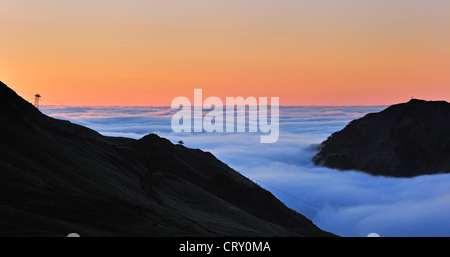 Vista sulle montagne coperte dalla nebbia al tramonto visto da mountain pass Col du Tourmalet, Hautes-Pyrénées, Pirenei, Francia Foto Stock