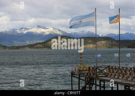 Bandiere argentine a Puerto Guarani lungo la sponda nord del Canale di Beagle, a ovest di Ushuaia, Tierra del Fuego, Argentina Foto Stock