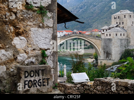 La Bosnia ed Erzegovina, Mostar Stari Most. "Non dimenticare" è stato scritto su una pietra nei pressi del ponte. Foto Stock